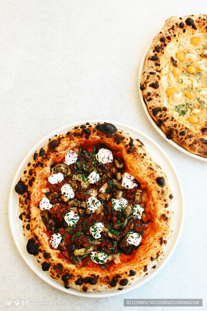 美味双拼披萨诱人呈现