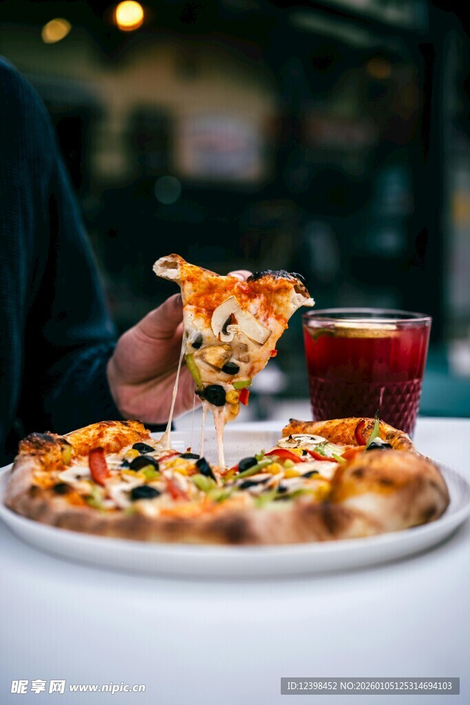 手拿美味披萨的诱人瞬间