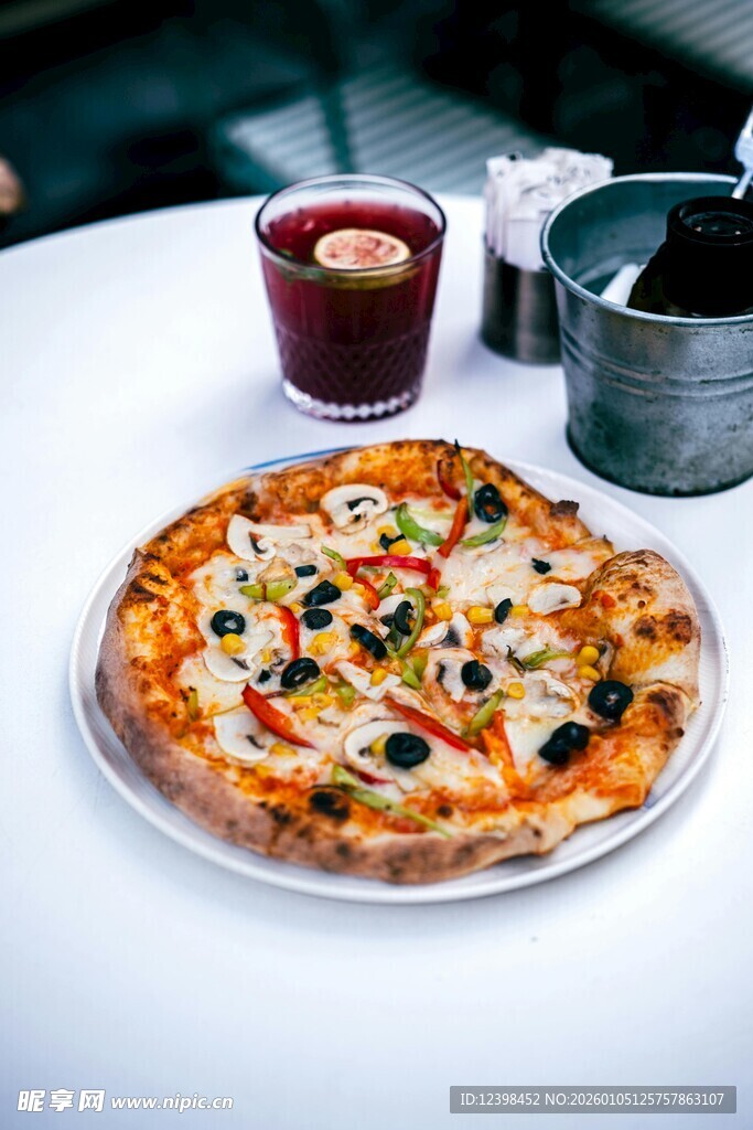 美味披萨搭配饮品