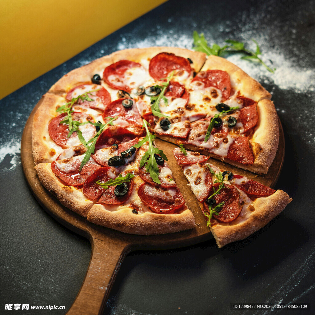 美味切片意大利香肠披萨