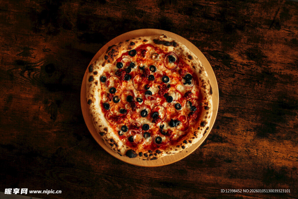 美味披萨置于木质背景上
