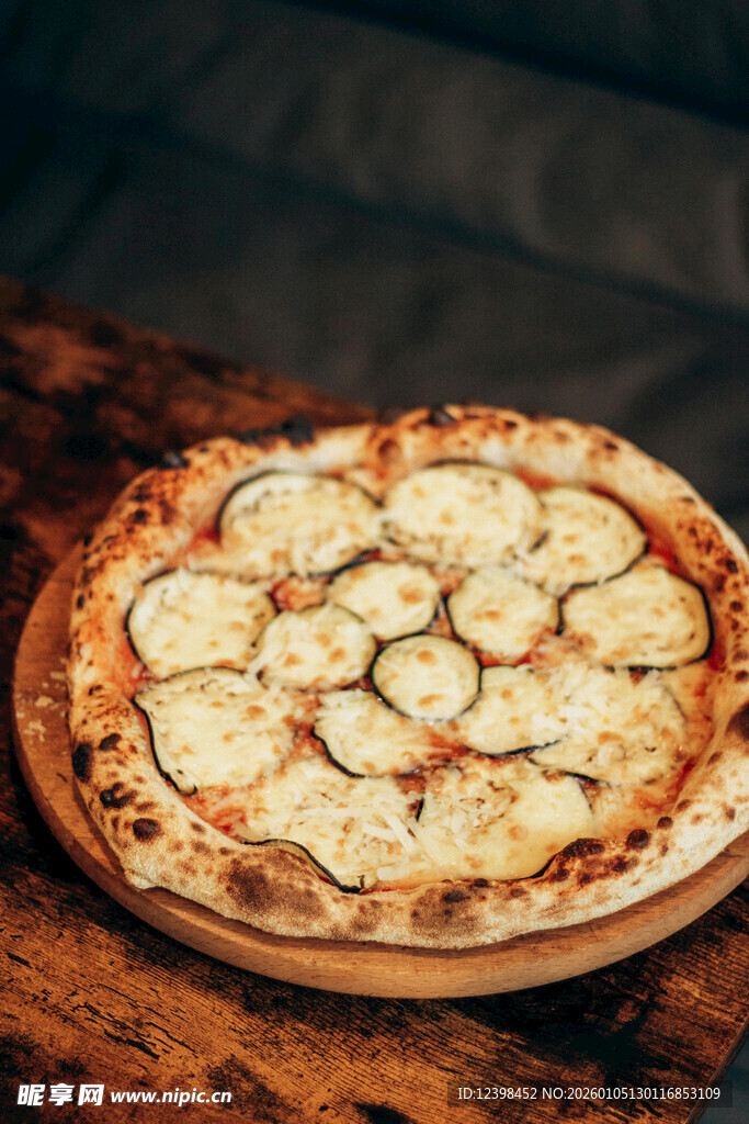 美味蔬菜披萨置于木盘上