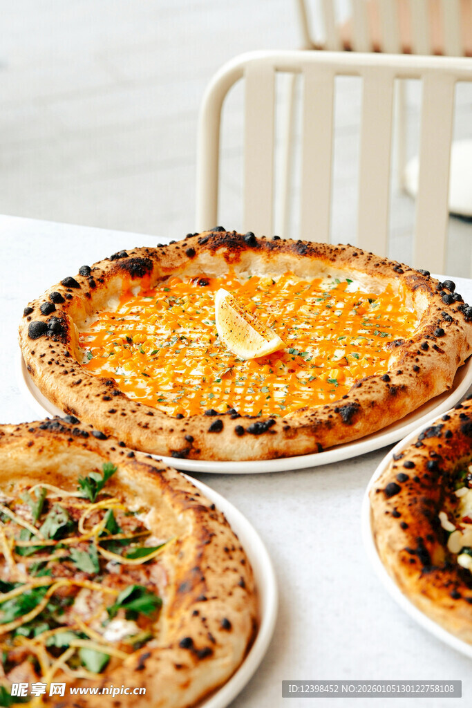 多样美味披萨摆放在桌