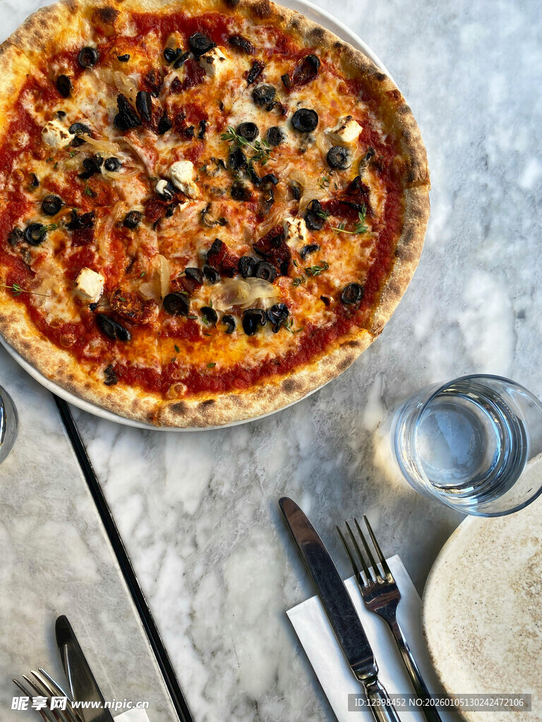 大理石桌上的美味披萨