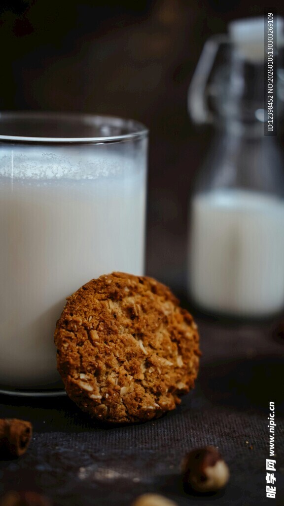 醇香牛奶配美味燕麦饼干