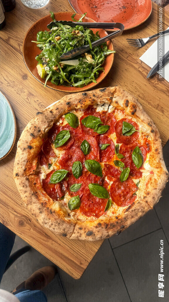 美味披萨搭配多样蔬菜