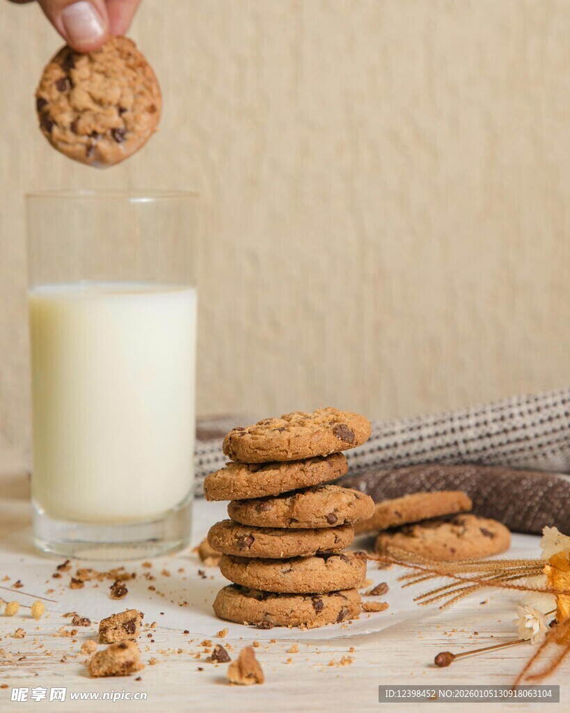 饼干配牛奶的惬意时刻