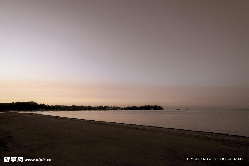 黄昏下的静谧海滩