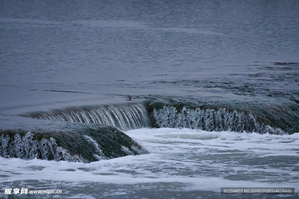 海浪拍打岸边景象