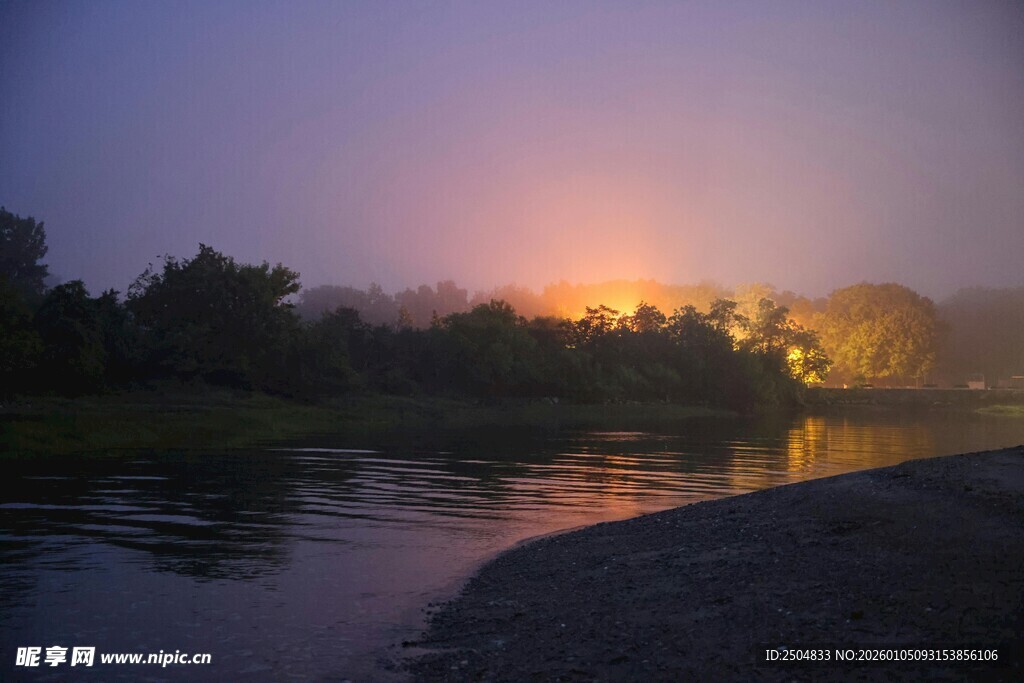 河畔暮色美景