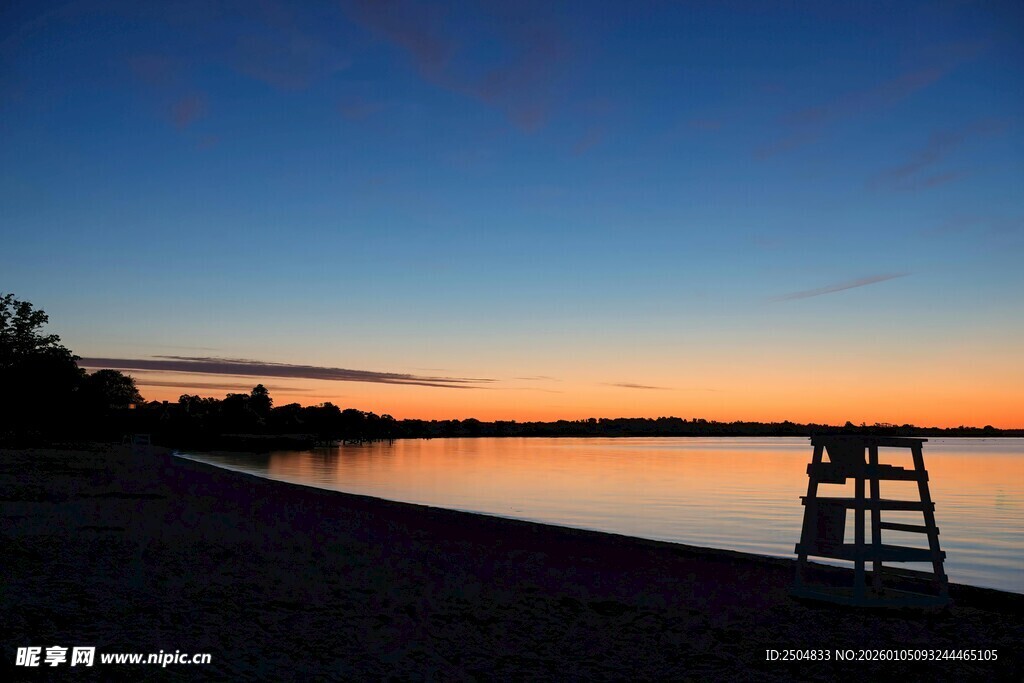 湖畔黄昏观景台美景