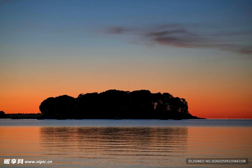 日落时分的静谧湖心岛