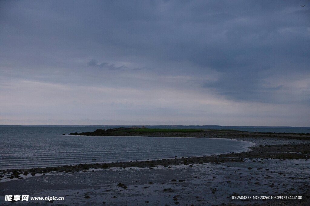 黄昏下的宁静海边景象