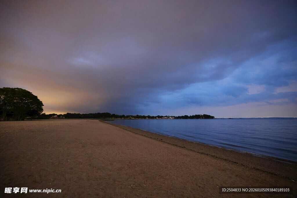 黄昏下的静谧海滩景色