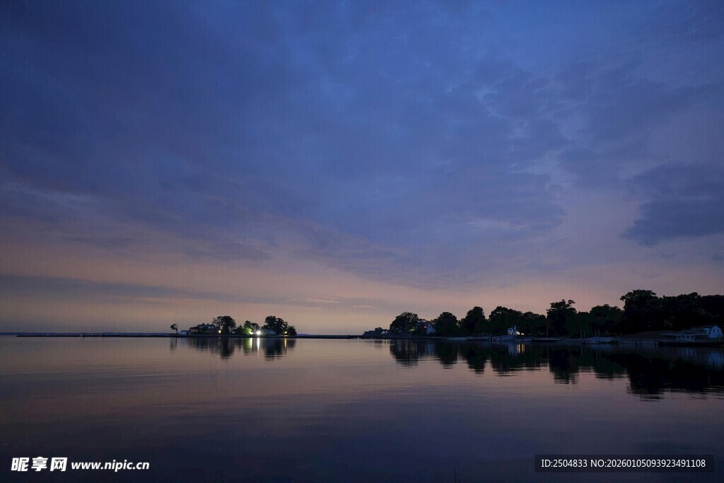 湖畔黄昏美景