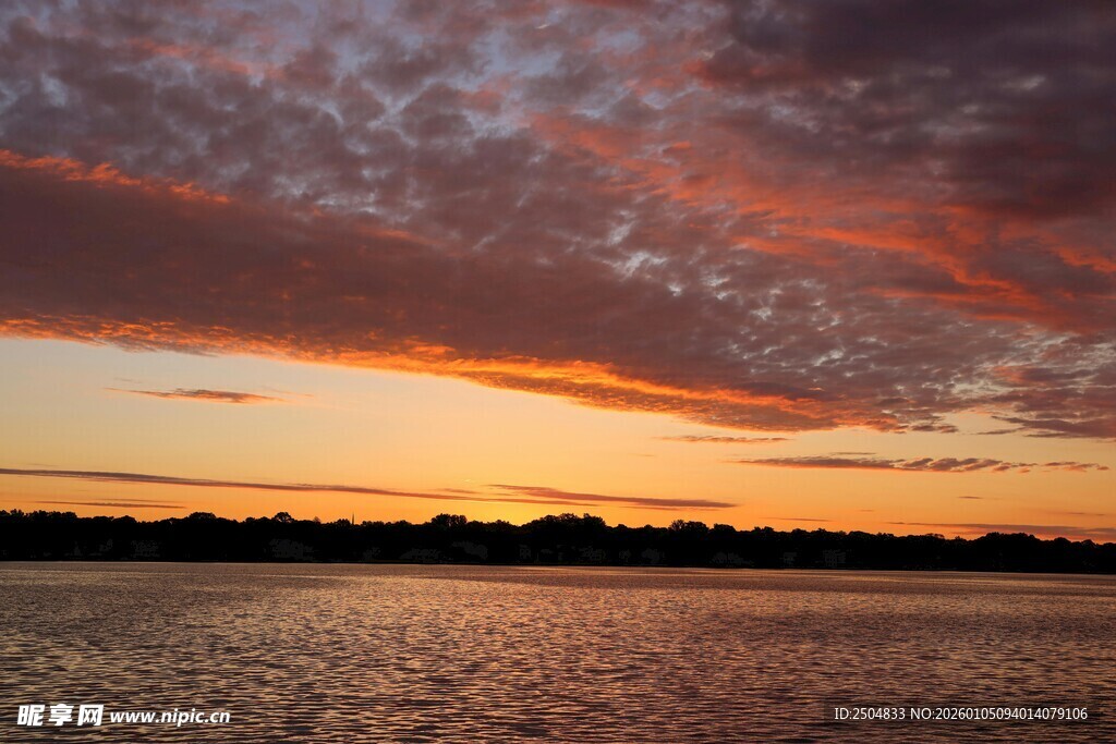 夕阳下波光粼粼的水面美景