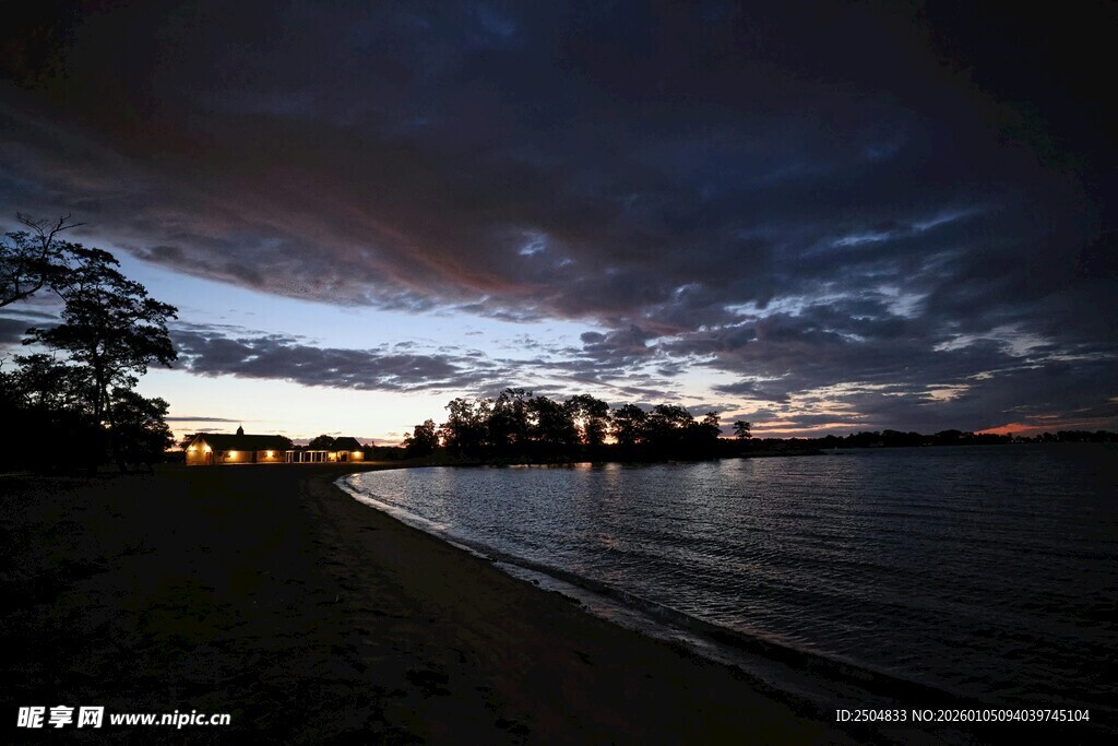 黄昏湖畔 云影与波光交织