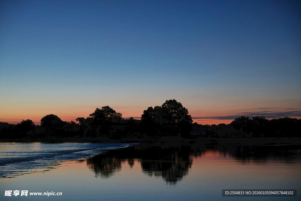 湖畔黄昏美景倒影如画