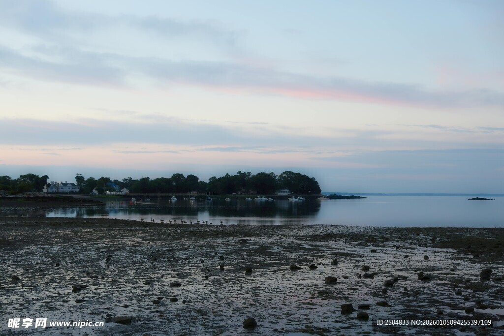 黄昏下的宁静海边景致