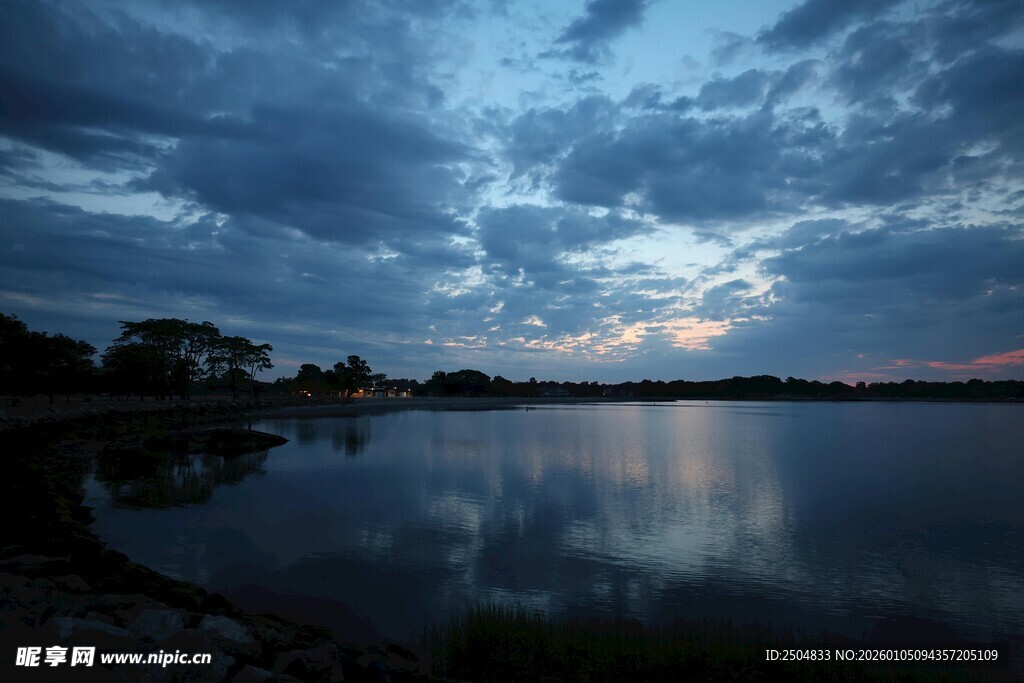 湖畔暮色中的宁静美景