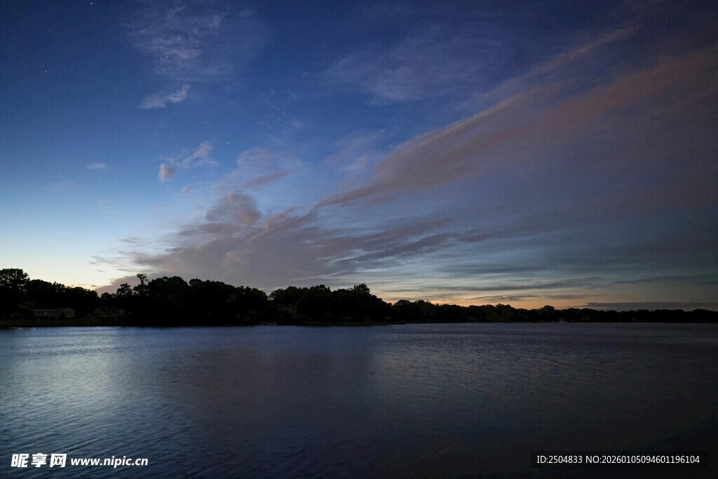 湖畔黄昏美景