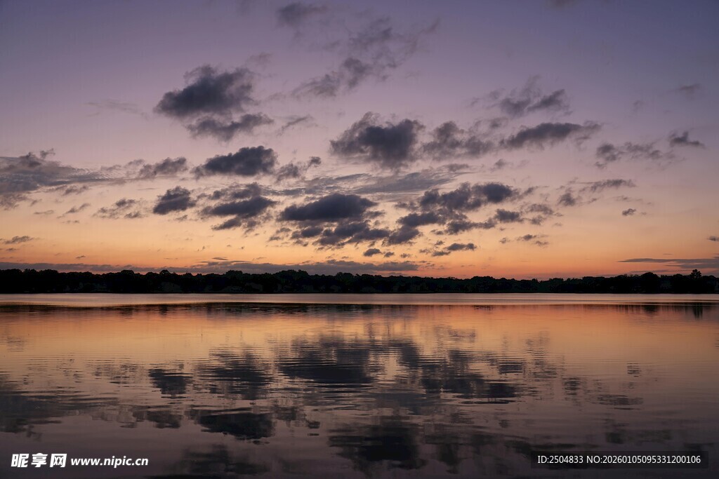 湖畔黄昏美景