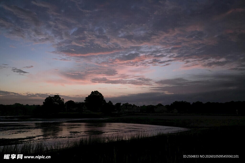 湖畔黄昏美景