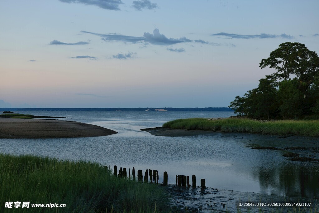 宁静河畔黄昏美景