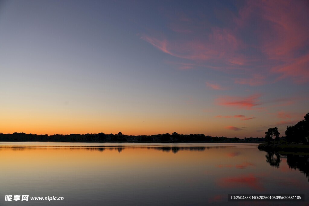 湖畔黄昏美景