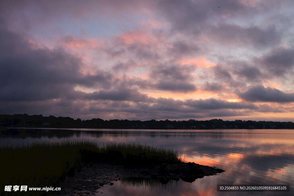 湖畔晚霞美景