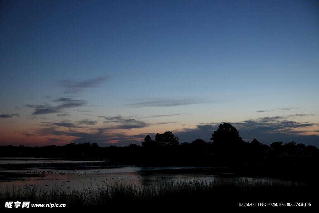 黄昏湖畔美景