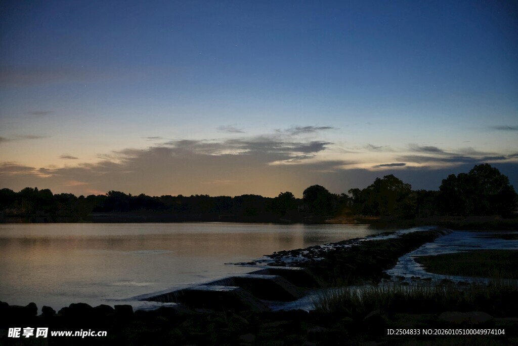 湖畔黄昏美景