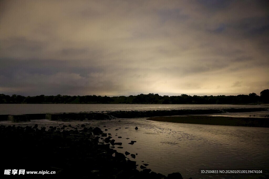 黄昏下的静谧水域景观