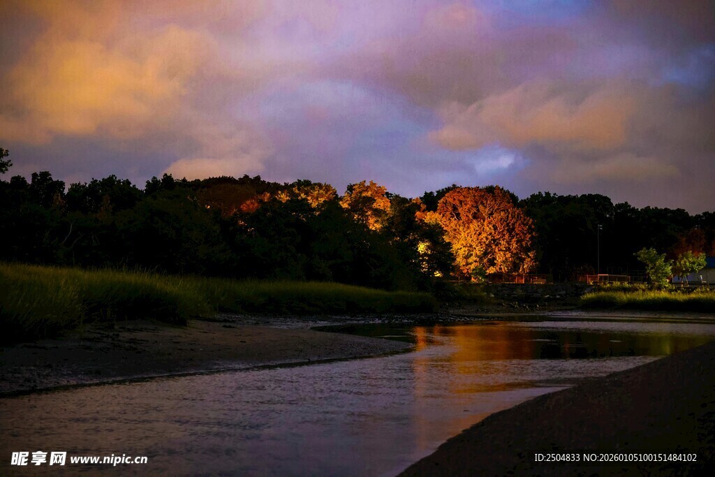 河畔黄昏美景