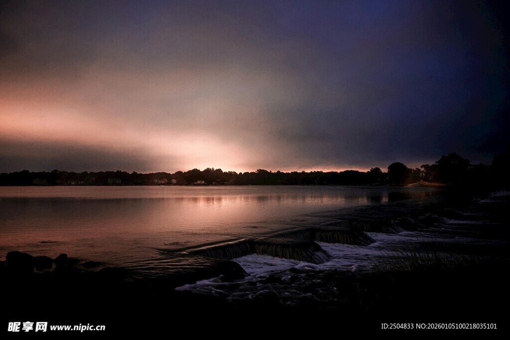 黄昏湖畔美景