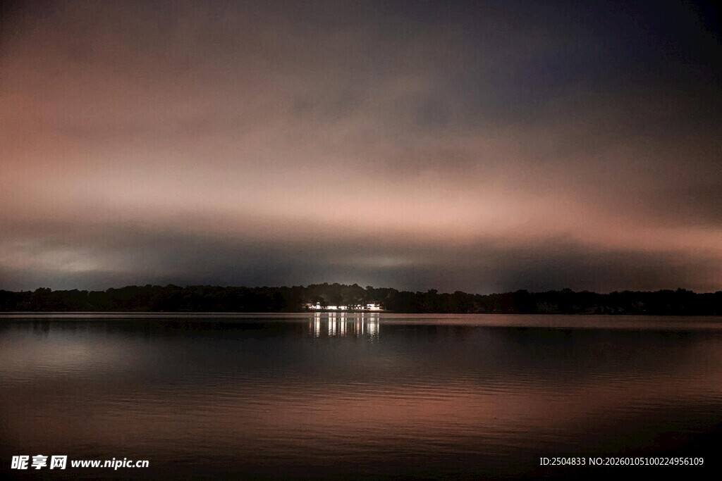湖畔暮色中的静谧水面
