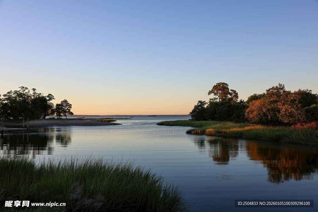 湖畔黄昏美景