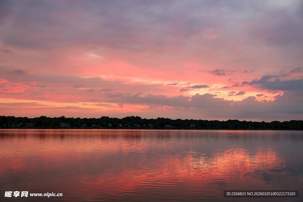 湖畔晚霞美景