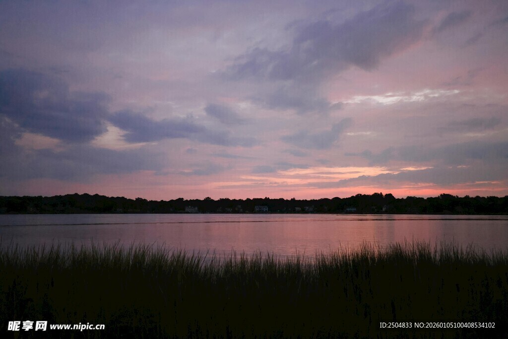 湖畔黄昏美景
