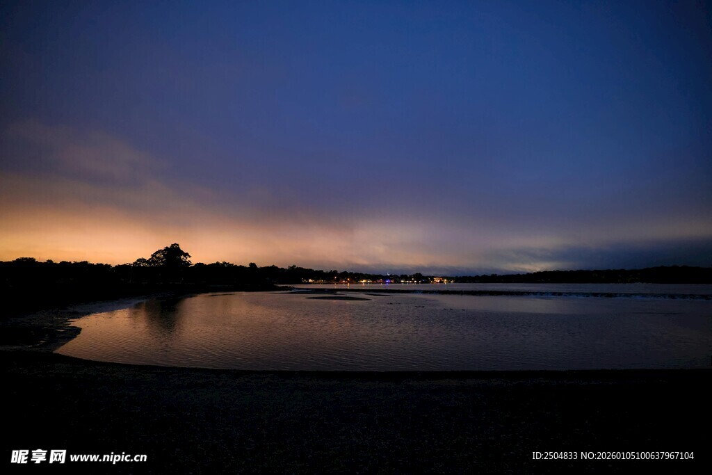黄昏湖畔美景