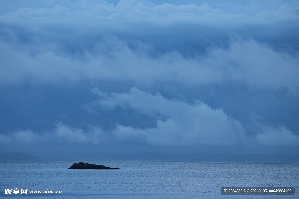 海上孤岛 云雾缭绕之景