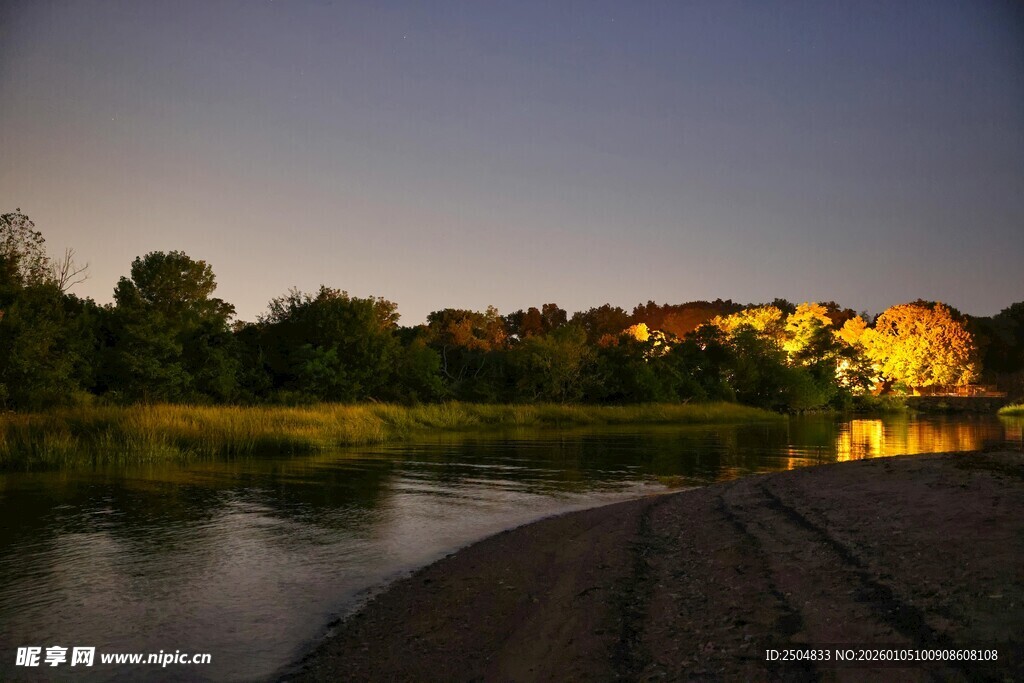 河畔黄昏美景