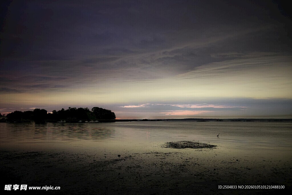 黄昏下静谧的水边风景