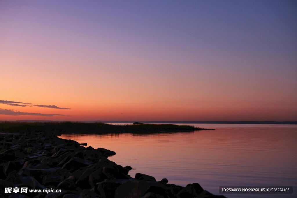 湖畔绝美日落景色
