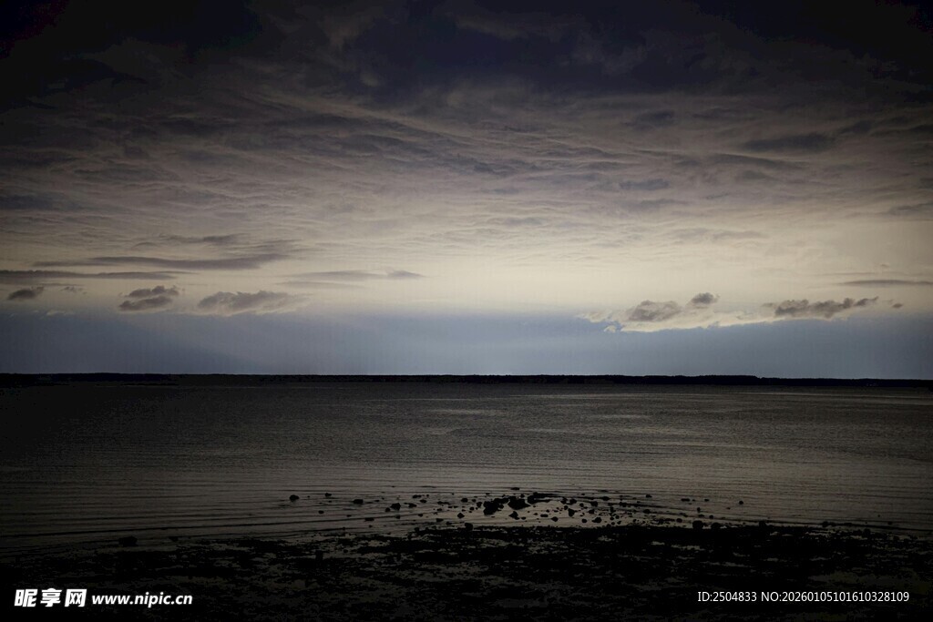 夜幕下的宁静海面