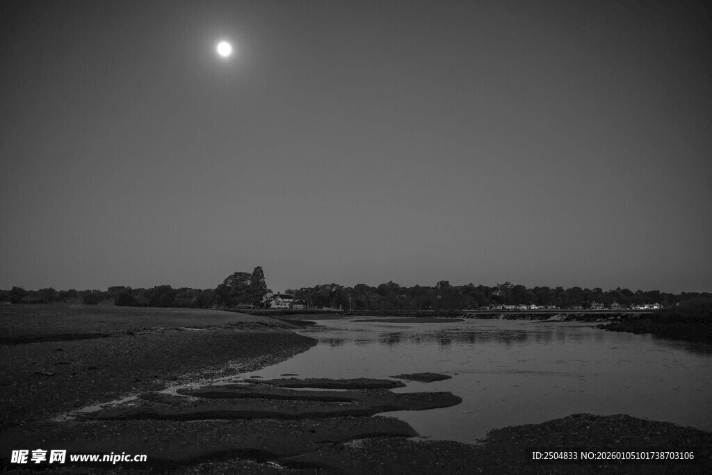 月夜下的静谧河岸景色