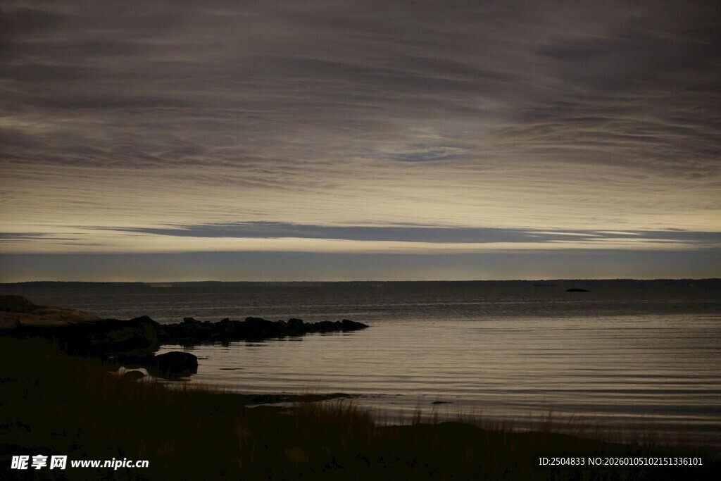 黄昏下宁静的海边景致