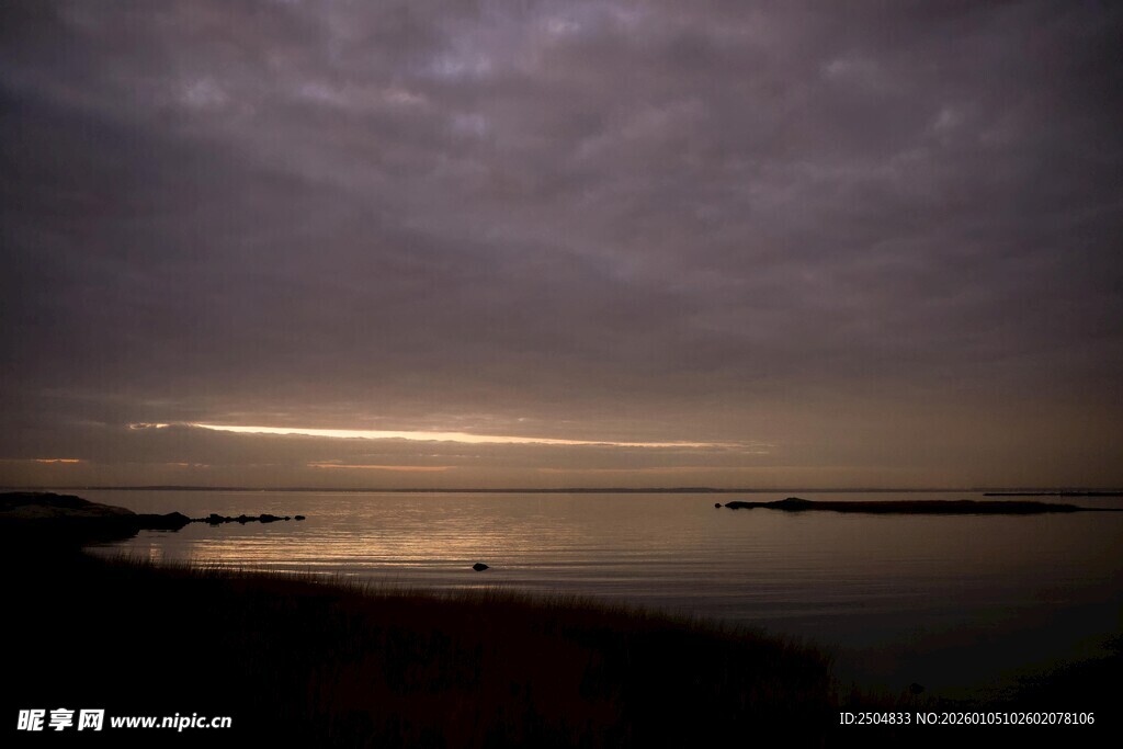 黄昏时分的静谧海滨景色