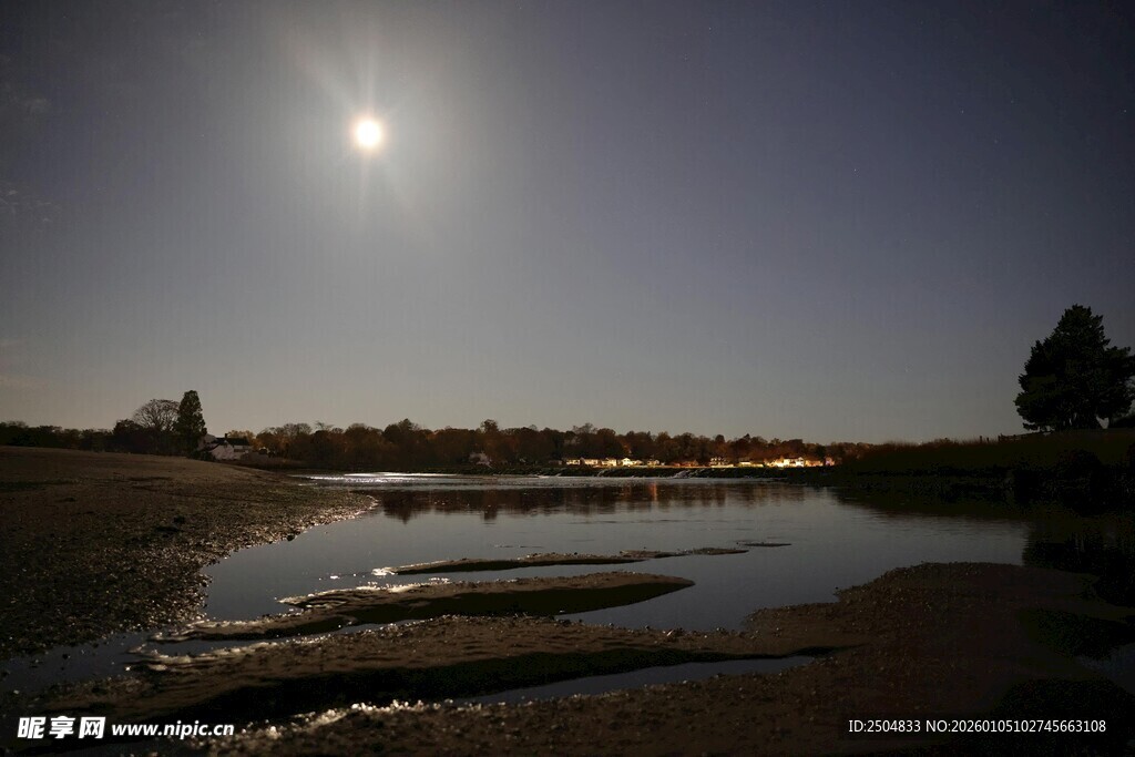 月夜下的静谧河岸风光