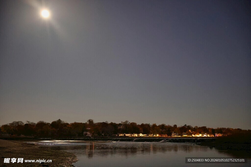 月夜湖畔美景